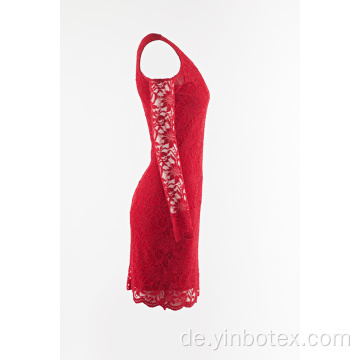 Rotes Spitzenkleid mit Schulterfrei